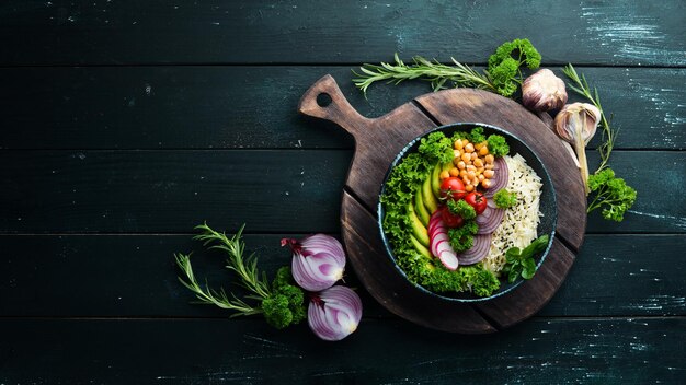 Plato servido con colores vivos