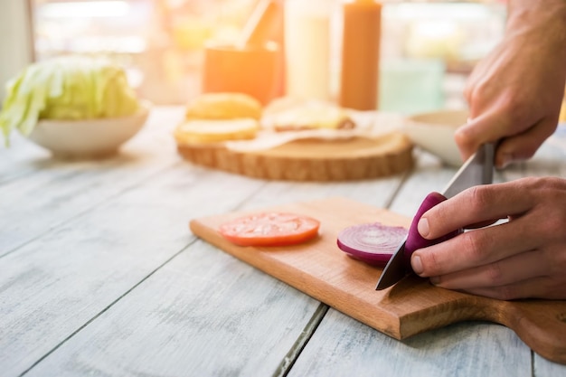 Manos preparando ingredientes