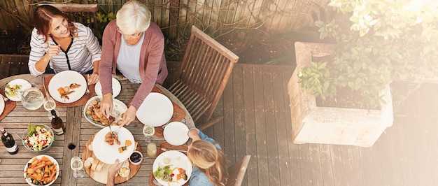 Personas compartiendo una comida
